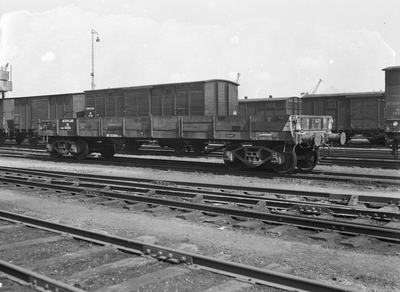 167535 Afbeelding van de 4-assige zandwagen nr. NS 82964 (type GZAW, serie NS 82951-83000) van de N.S.N.B. De wagen is ...